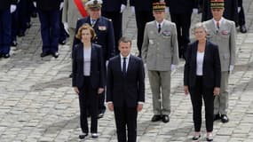 Emmanuel Macron et, entre autres, le général Pierre de Villiers, au troisième rang, au centre, aux Invalides, le 30 juin. 