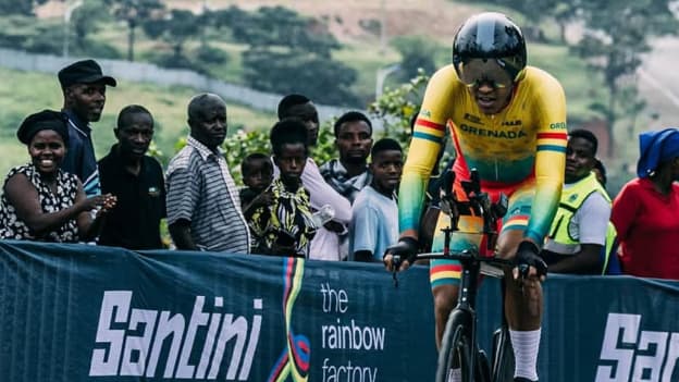 "IL N’Y A QUE MOI ET MES VÉLOS", L'ODYSSÉE SOLITAIRE DE RED WALTERS, COUREUR DE LA GRENADE SANS AUCUN STAFF AU DÉPART DES MONDIAUX