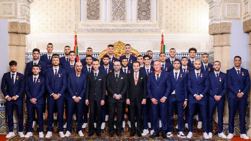 Coupe du monde 2022: le roi du Maroc reçoit et décore l'équipe nationale dans la salle du trône