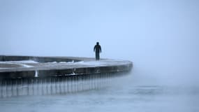 Un homme au bord du lac Michigan à Chicago (États-Unis) le 23 décembre 2022