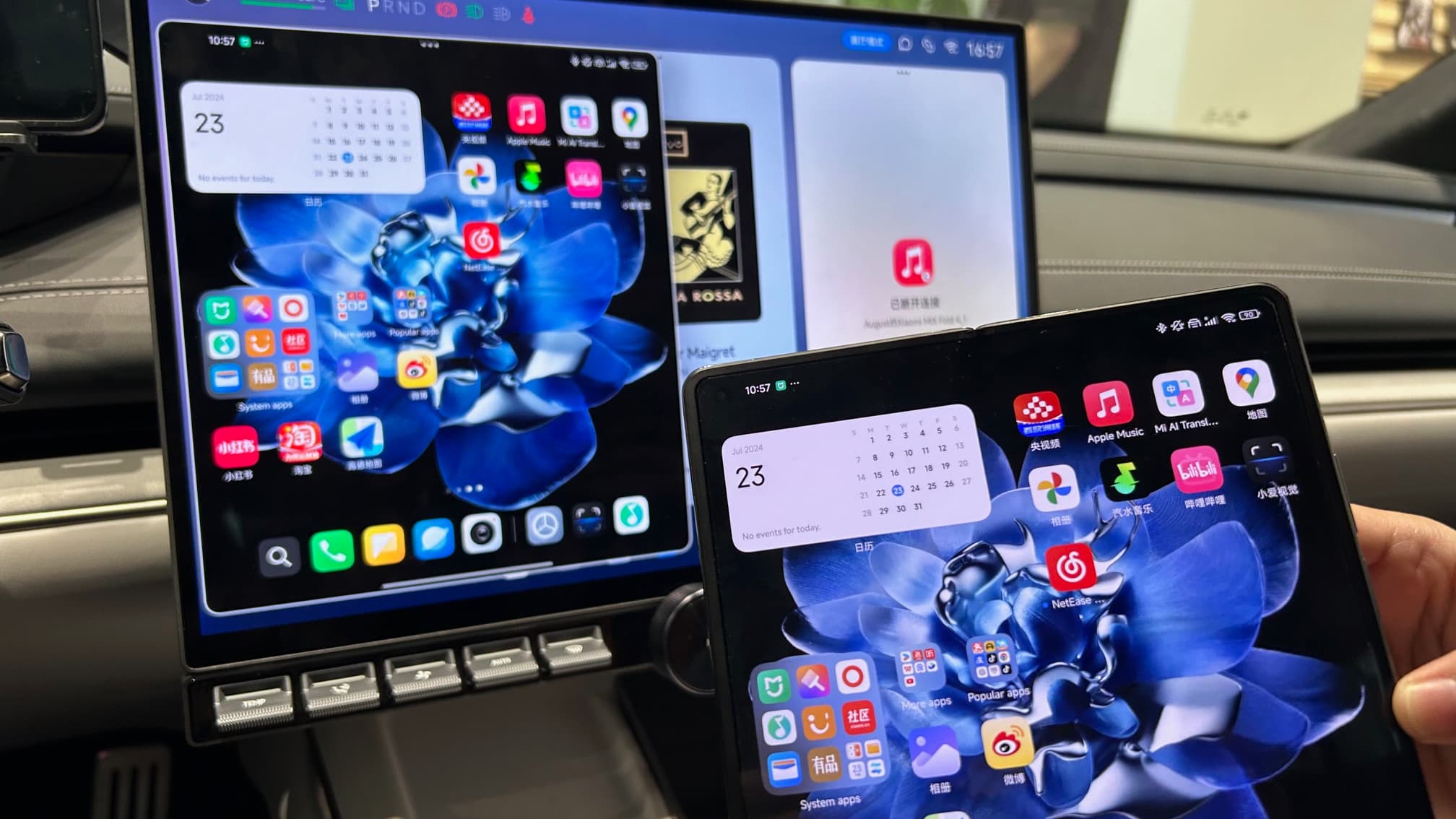 La SU7 est connectée au smartphone Xiaomi avec un même environnement numérique.