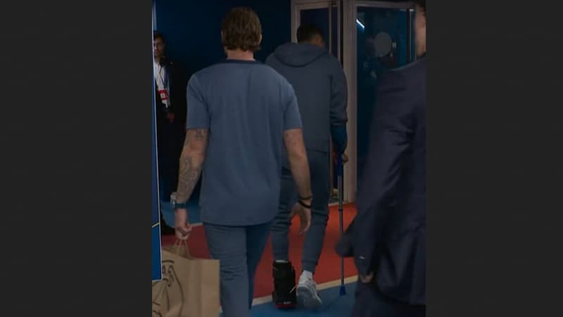 Une botte et des béquilles: les images d'Achraf Hakimi qui quitte le Parc des Princes après sa blessure lors de PSG-Bayern