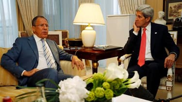 Le ministre russe des Affaires étrangères, Sergei Lavrov et le secrétaire d'Etat américain John Kerry, à Paris. La Russie estime que la fin de l'embargo de l'Union européenne sur les armes à destination de la Syrie met en péril la conférence international