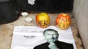 Devant l'entrée d'un Apple store à Paris. La France s'est jointe jeudi au concert mondial des hommages attristés à Steve Jobs, le cofondateur d'Apple, en saluant par la voix de Nicolas Sarkozy, notamment, "l'une des grandes figures de notre temps". /Photo