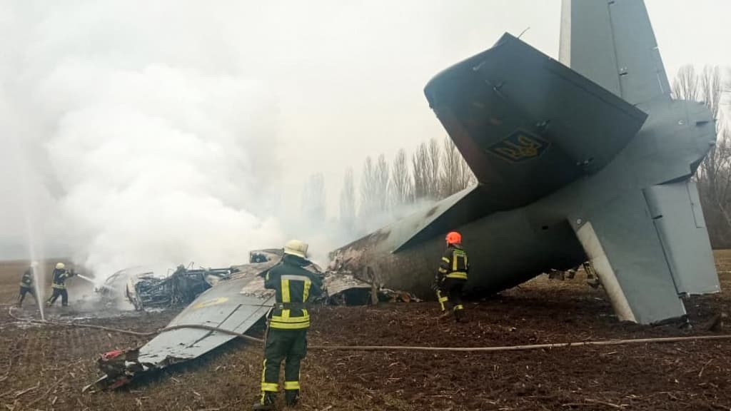 Un avion militaire ukrainien s'est écrasé jeudi près de Kiev avec 14 personnes à bord