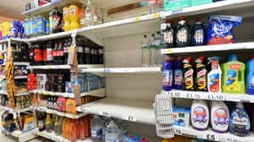 Des rayons en partie vides dans un supermarché Tesco, à Londres le 22 juillet 2021 (photo d'illustration)