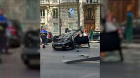 Un spectaculaire accident de la circulation impliquant un livreur à scooter et un véhicule de l'Ambassade de Chine à Paris le 18 mai
