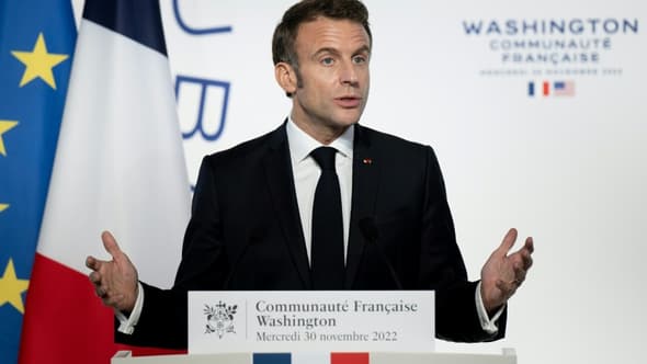 Le président français Emmanuel Macron fait une déclaration lors d'une réception en l'honneur de la communauté française aux Etats-Unis à l'ambassade de France, le 30 novembre 2022 à Washington