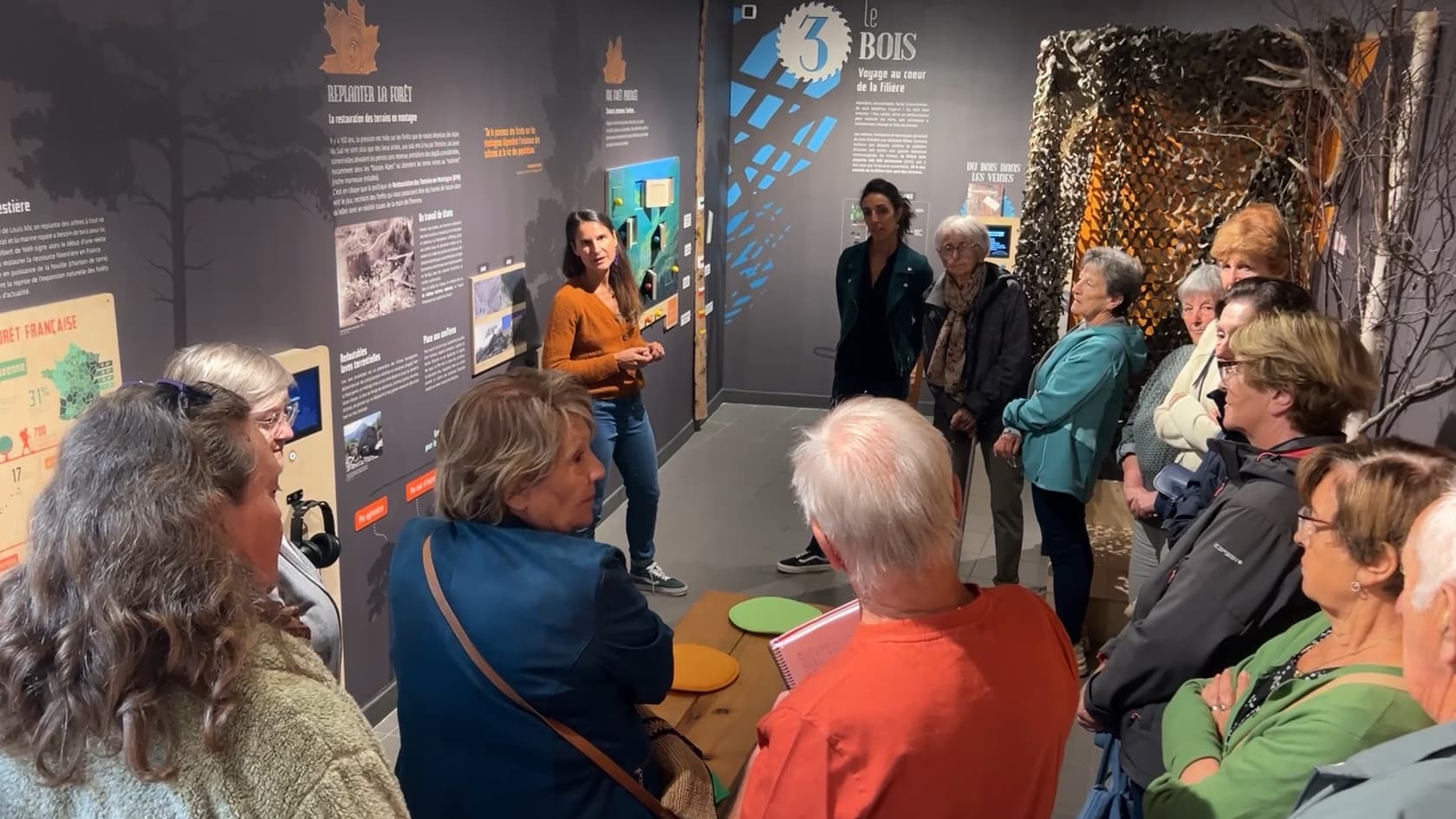 À MÉOLANS-REVEL, LA MAISON DU BOIS ET DE LA FORÊT REPENSÉE CONQUIERT LES VISITEURS