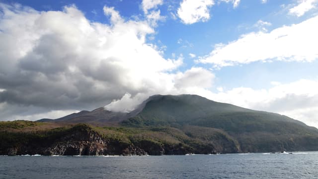 Le volcan de l'île de Kuchonoerabu le 14 novembre 2014. Une éruption inattendue du volcan a provoqué l'évacuation de l'île le 29 mai 2015.