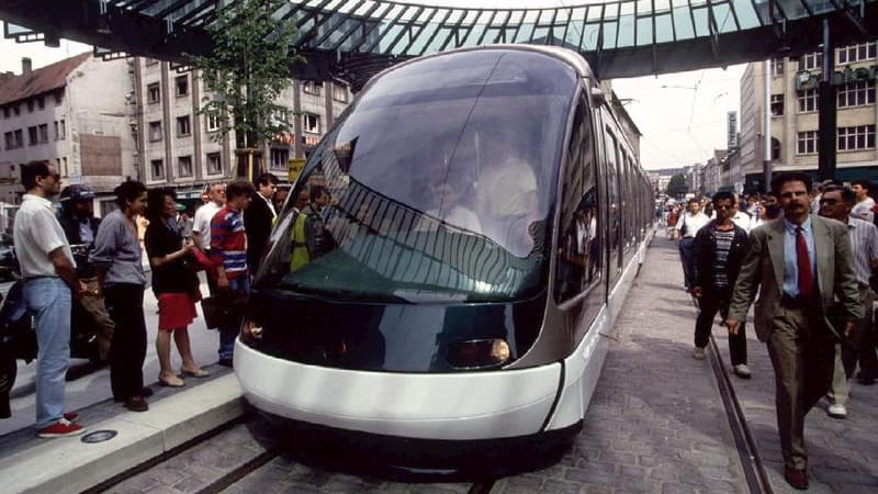 La Communauté urbaine de Strasbourg lance à partir de mardi une application mobile permettant d'acheter et de valider un titre de transport urbain à l'aide d'un téléphone portable. /Photo d'archives/REUTERS