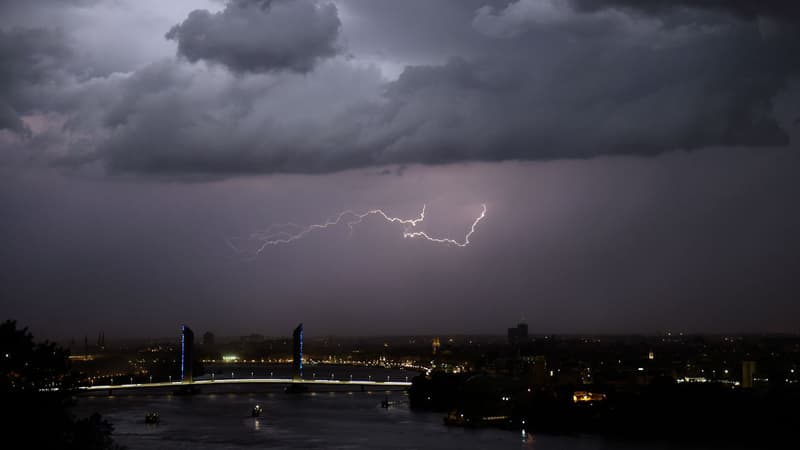 Un éclair frappe Bordeaux lors d'un orage, le 8 juin 2017. (Photo d'illustration)