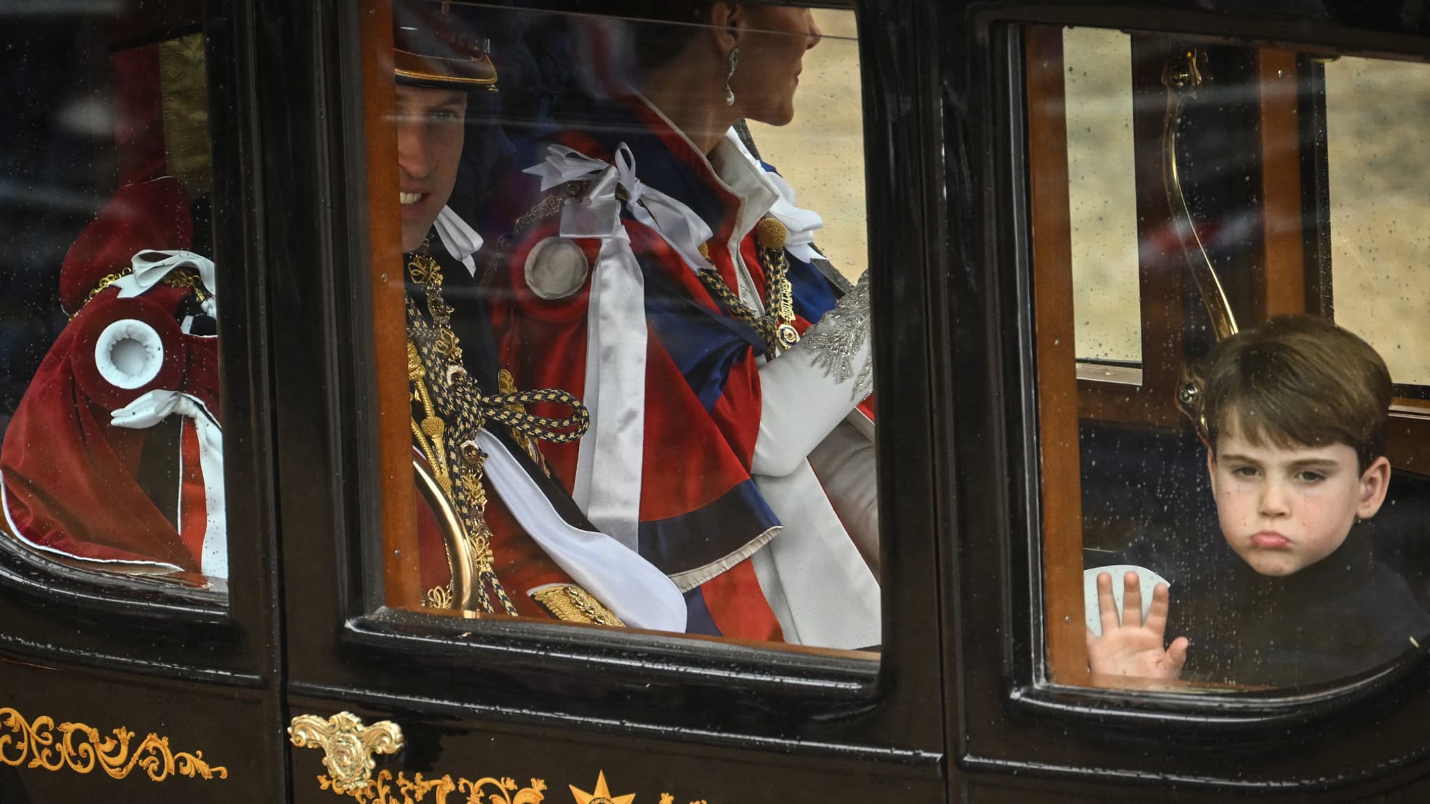 Le prince Louis fait la moue dans le carrosse qui l'emmène à Buckingham palace après le couronnement de Charles III, le 6 mai 2023 Le prince Louis fait la moue dans le carrosse qui l'emmène à Buckingham palace après le couronnement de Charles III, le 6 mai 2023