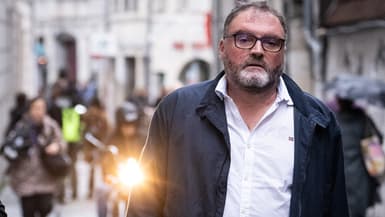 L'ancien anesthésiste Frédéric Pechier arrive au tribunal de Besançon le deuxième jour de son procès pour avoir intentionnellement empoisonné 30 patients le 9 septembre 2025.