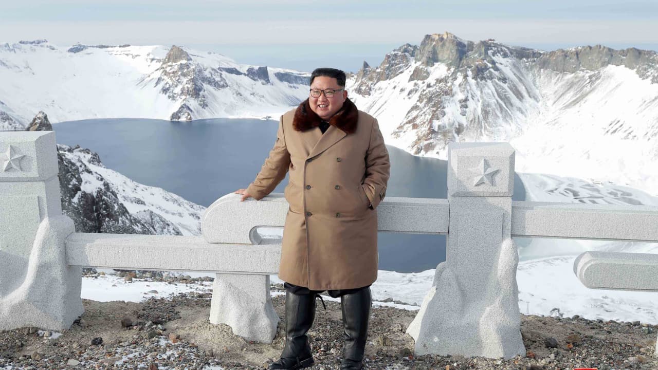 King Jong Un au sommet du Mont Paetku, en Corée du Nord King Jong Un au sommet du Mont Paetku, en Corée du Nord