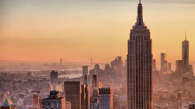 L'Empire State Building culmine à 443 mètres. Il fait partie des immeubles emblématiques de la skyline new yorkaise.
