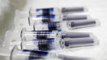 L'Agence française de sécurité sanitaire des produits de santé (Afssaps) recommande de limiter les traitements à l'hormone de croissance synthétique, après qu'une étude a révélé une surmortalité chez les patients traités. /Photo d'archives/REUTERS/Nicky L