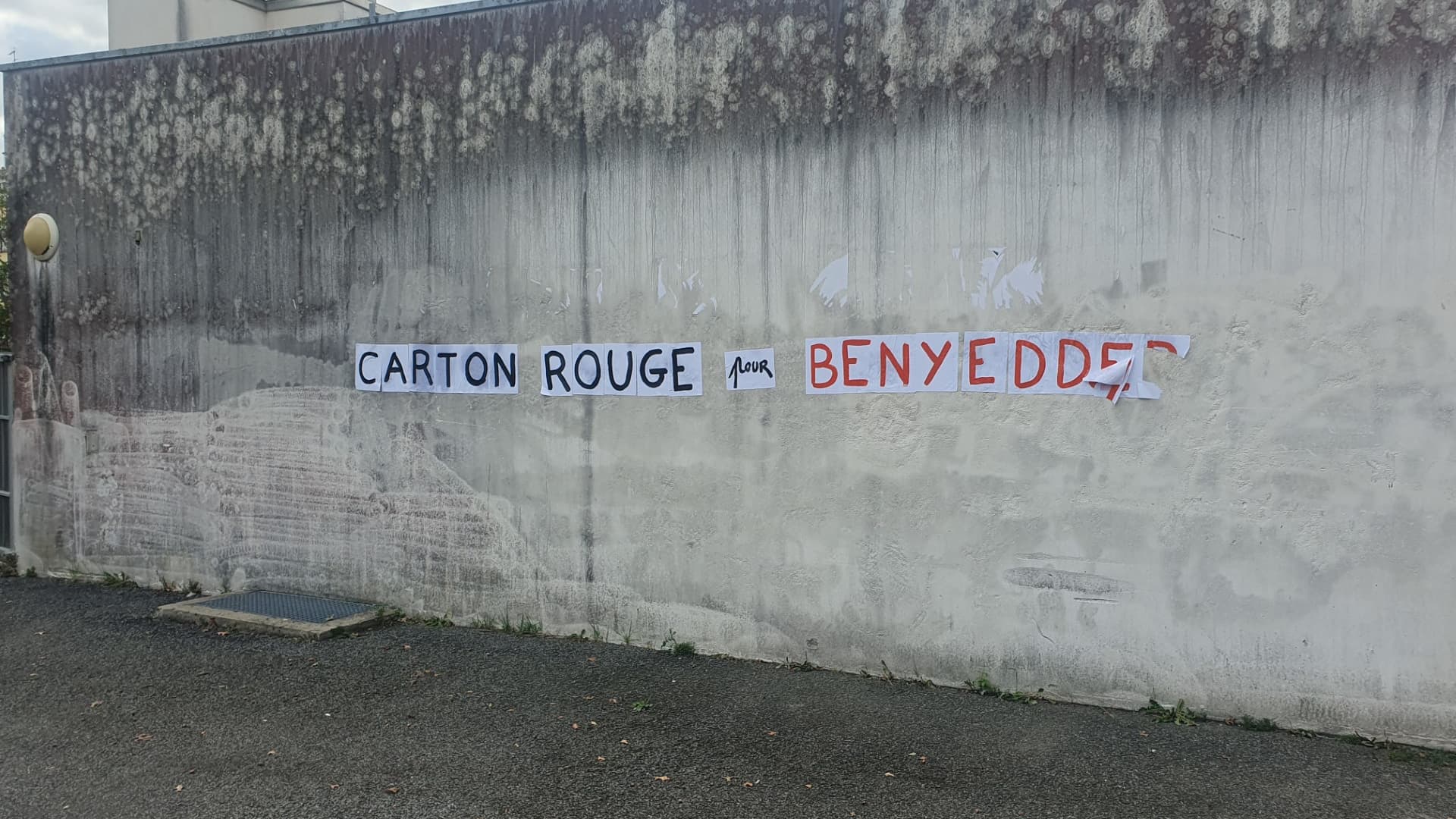 Banderole contre Wissam Ben Yedder, à Lorient le 15 septembre 2023