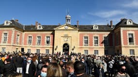 Les centaines de personnes réunies devant la mairie de Rambouillet ce lundi après-midi.