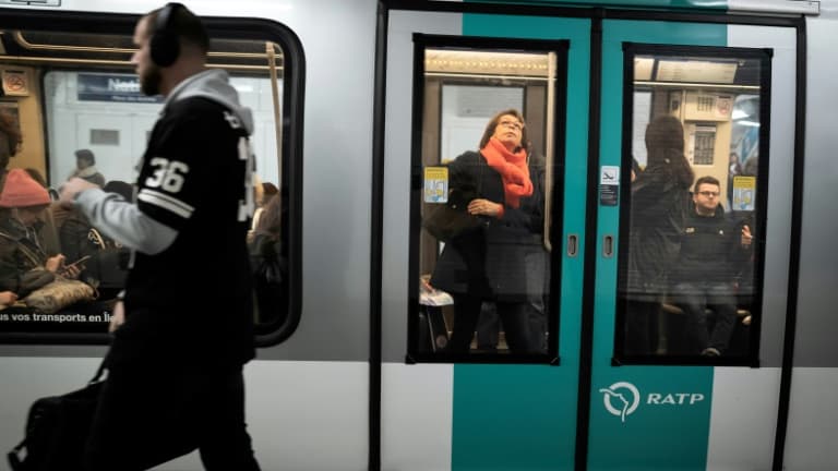 Des usagers de la ligne 9 du métro parisien (photo d'illustration).