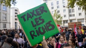 Une pancarte appelant à "taxer les riches" lors d'une rassemblement organisé par le mouvement "Bloquons tout" à Lyon, le 10 septembre 2025 (photo d'illustration).