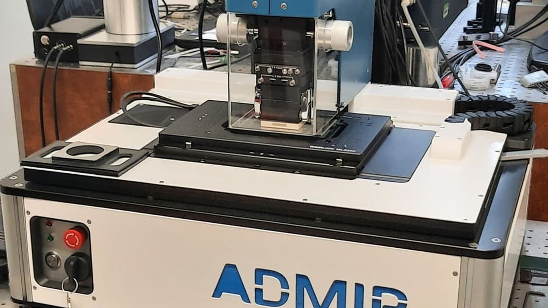 La machine fonctionne comme un scanner infrarouge La machine fonctionne comme un scanner infrarouge