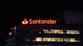 Une agence de la banque Santander Bank, dans le quartier financier de Varsovie, en Pologne, le 5 novembre 2025.