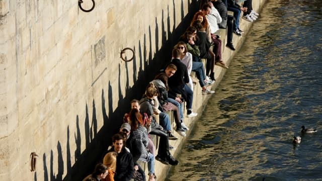 Sur les quais de Seine à Paris, lors d'un dimanche ensoleillé malgré la pandémie, le 28 février 2021