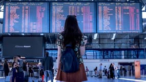 Une femme attendant dans un aéroport (photo d'illustration)