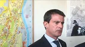 Manuel Valls et Bernard Cazeneuve font la tournée des commissariats de l'Essonne.