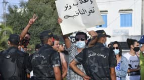 Des manifestants se sont massés devant le Parlement tunisien pour protester, lundi 26 juillet 2021.