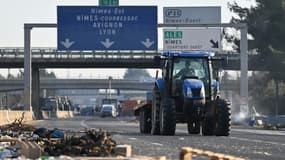 Des agriculteurs bloquent l'autoroute A9 à Nîmes, le 29 janvier 2024 dans le Gard