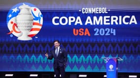 Le logo de la Copa America 2024 et Alejandro Dominguez, président de la Conmebol, à Miami le 7 décembre 2023
