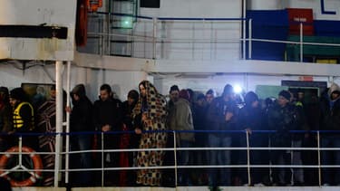 Des migrants, vraisemblablement syriens, arrivent en Italie à bord de l'Ezadeem.