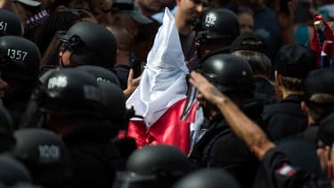 Un militant du KKK escorté par des policiers, le 8 juillet, à Charlottesville.