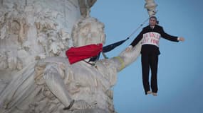 Place de la République à Paris, des manifestants prenant part au mouvement "Nuit debout" ont pendu un mannequin à l'effigie du Premier ministre Manuel Valls, le dimanche 10 avril.