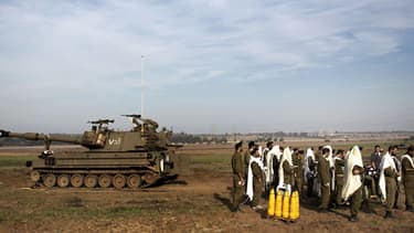 Des soldats israéliens font leur prière matinale près de la frontière de Gaza.