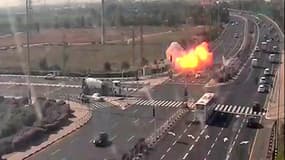 Une image de vidéosurveillance des caméras israéliennes montrant une roquette tomber sur une autoroute israélienne, ce mardi. 