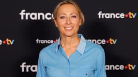 Anne-Sophie Lapix, animatrice et journaliste de France Télévisions, pose devant une conférence de presse pour présenter la nouvelle saison du groupe audiovisuel France Télévisions le 11 juillet 2023 à Paris.