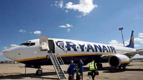 La compagnie aérienne Ryanair fermera en janvier prochain sa plate-forme de Marseille-Marignane, après l'ouverture d'une procédure judiciaire à son encontre liée aux conditions de rémunération de ses salariés locaux. /Photo d'archives/REUTERS/Jean-Paul Pé
