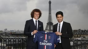 David Luiz (ici en compagnie du président parisien Nasser Al-Khelaïfi) est pour l'instant la recrue la plus chère de la Ligue 1.