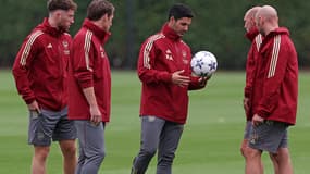 Mikel Arteta et le staff d'Arsenal, en septembre 2023
