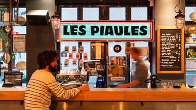 Paris compte seulement 6.000 lits d’hostels auxquels il faut ajouter les 1.000 proposés par la fédération des auberges de jeunesse. À Berlin, Londres ou Amsterdam, les 15.000 lits ont déjà été dépassés.