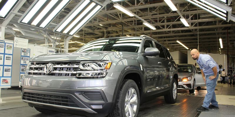 Un salarié de l'usine Volkswagen de Chattanooga aux Etats-Unis inspecte un véhicule en fin d'assemblage.