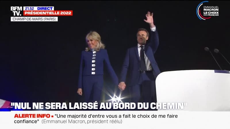Brigitte Macron a rejoint Emmanuel Macron sur scène au Champ-de-Mars