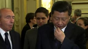 Le président chinois Xi Jinping, mardi soir à l'hôtel de ville de Lyon, en pleine dégustation de beaufort.