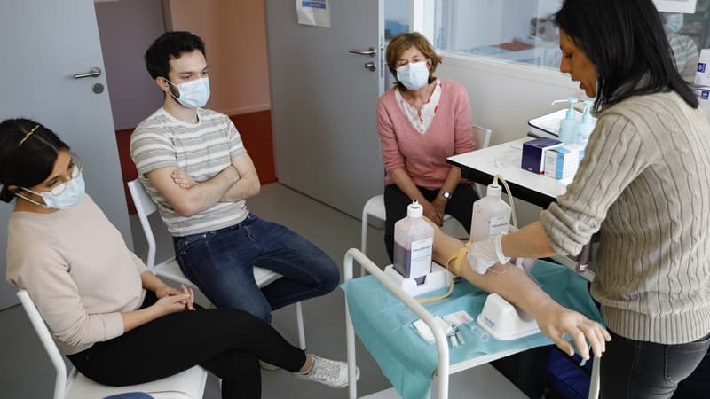 Des élèves infirmiers et médecins suivent une formation expresse avant de rejoindre des hôpitaux