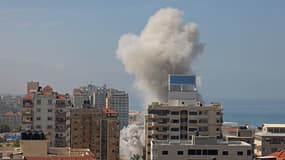 Des fumées au-dessus d'immeubles de résidence après des tirs israéliens, dans la bande de Gaza, le 7 octobre 2023