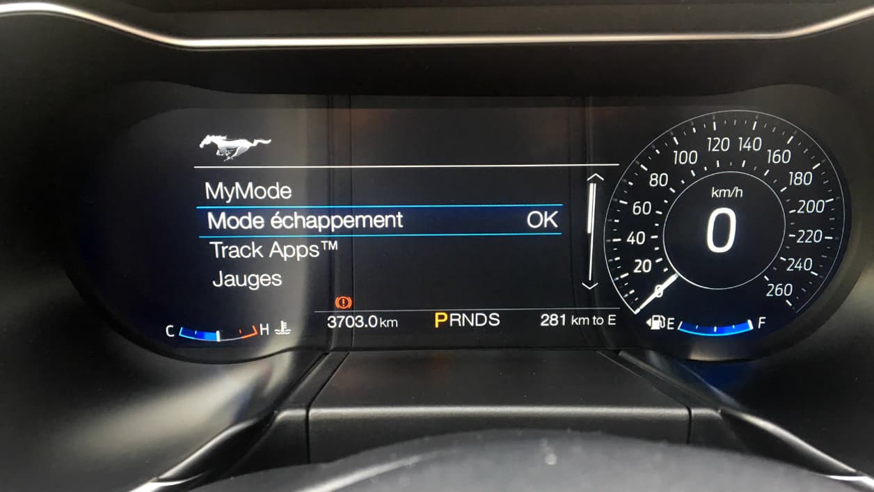 Pour la première fois, les compteurs de la Mustang sont remplacés par un écran digital. Ce combiné d'instrumentation de 12 pouces a déjà été utilisé sur la Ford GT.