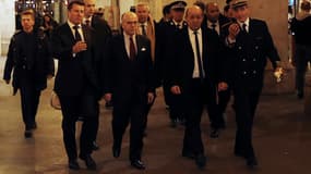 Le ministre de l'Intérieur, Bernard Cazeneuve, s'est rendu en compagnie du ministre de la Défense Jean-Yves Le Drian à la caserne où vivent les trois militaires, à Nice, ce mardi soir.